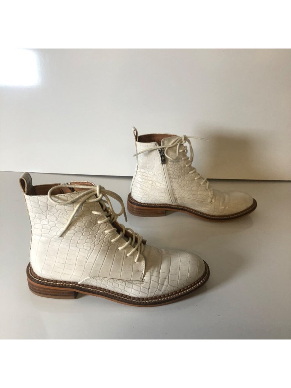 A Rider Girl Lace Up White Crocodile Ankle Boots Womens Size 6.5 Western